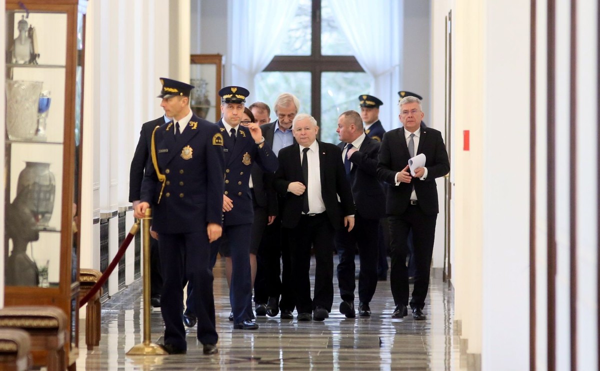 Prezes Prawa i Sprawiedliwości Jarosław Kaczyński (C), marszałek Senatu Stanisław Karczewski (P) oraz wicemarszałek, przewodniczący klubu PiS Ryszard Terlecki (4P) na korytarzu sejmowym