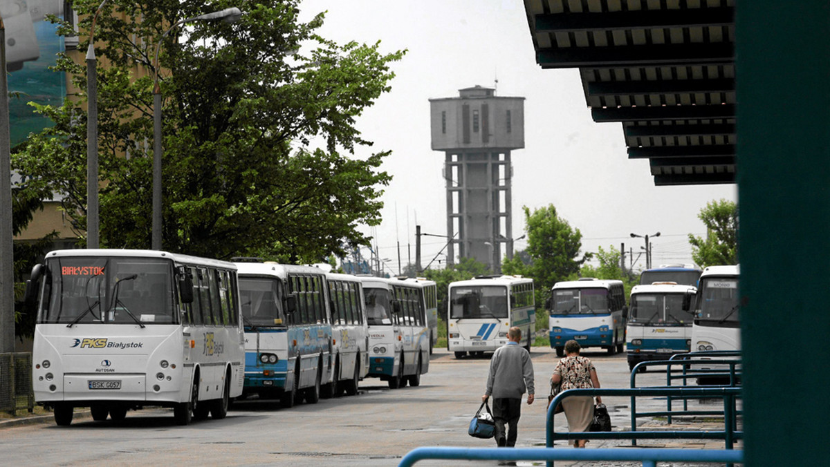 Mniej pasażerów i rosnące koszty sprawiają, że wielu przewoźników zniknie. Inwestorzy kupują te firmy nie dla funkcji transportowych, ale dla gruntów - informuje "Puls Biznesu".