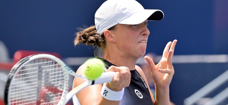 Iga Świątek musiała zejść z kortu. Deszcz przerwał mecz z Karoliną Muchovą