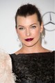 Imádjuk Milla Jovovich sötétlila rúzsát.