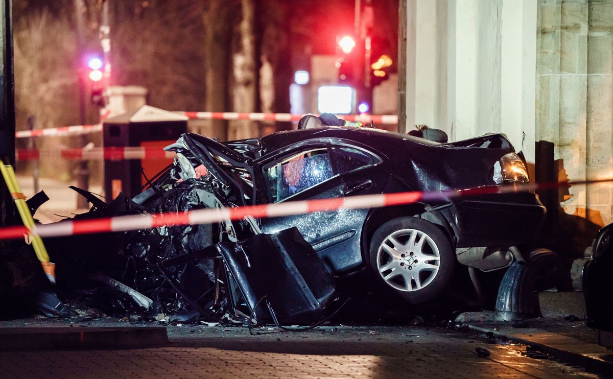 Mercedes uderzył w Bramę Brandenburską, miał polskie tablice rejestracyjne