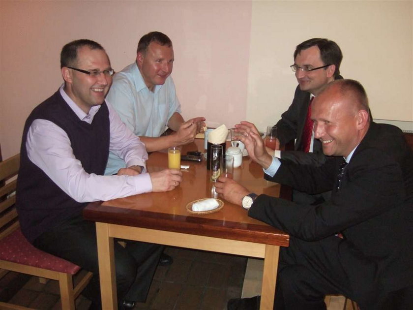 Ziobro pije sake z kolegami! FOTO