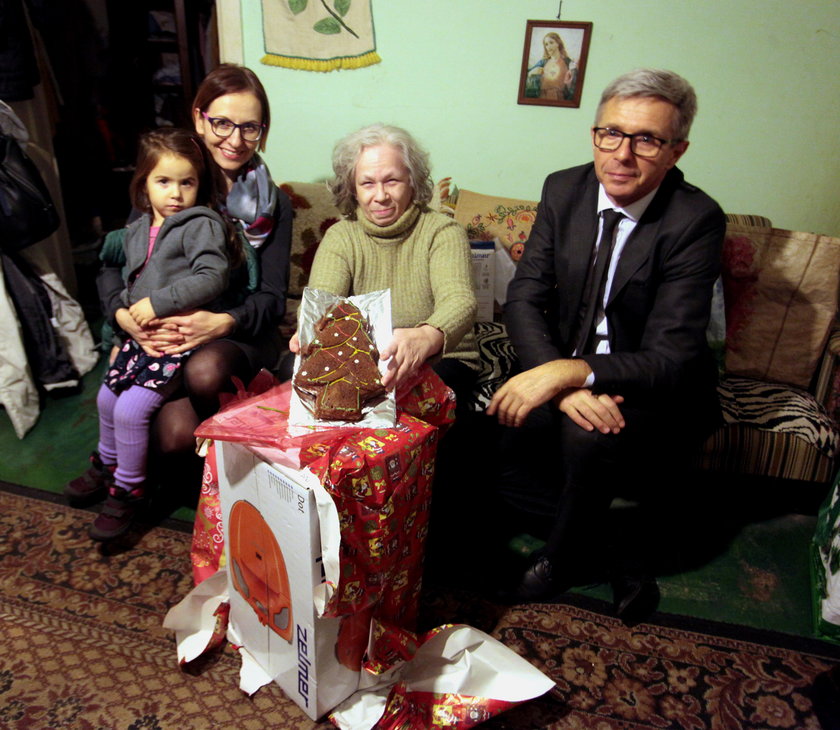 Gdański radny Andrzej Kowalczys święteczne prezenty przygotowywał z całą rodziną. Pomagały mu małżonka Magdalena i córeczka. 3-letnia Tosia sama upiekła prawdziwy piernik. Obdarowali prezentami samotną seniorkę Ewę Kraus