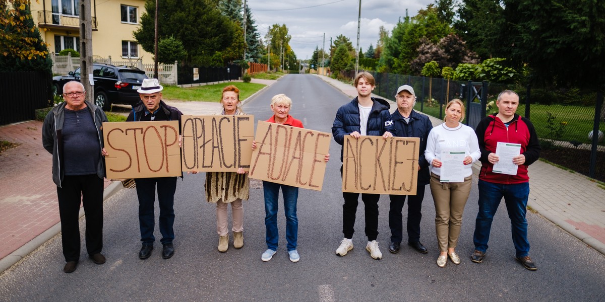 Dąbrowianie nie chcą płacić szew. opłaty adiacenckiej.