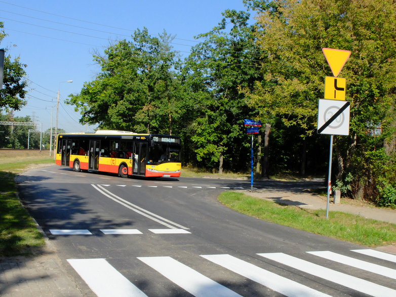 Ten kierowca prawidłowo sygnalizował zamiar skrętu w prawo, choć cały czas podążał drogą z pierwszeństwem