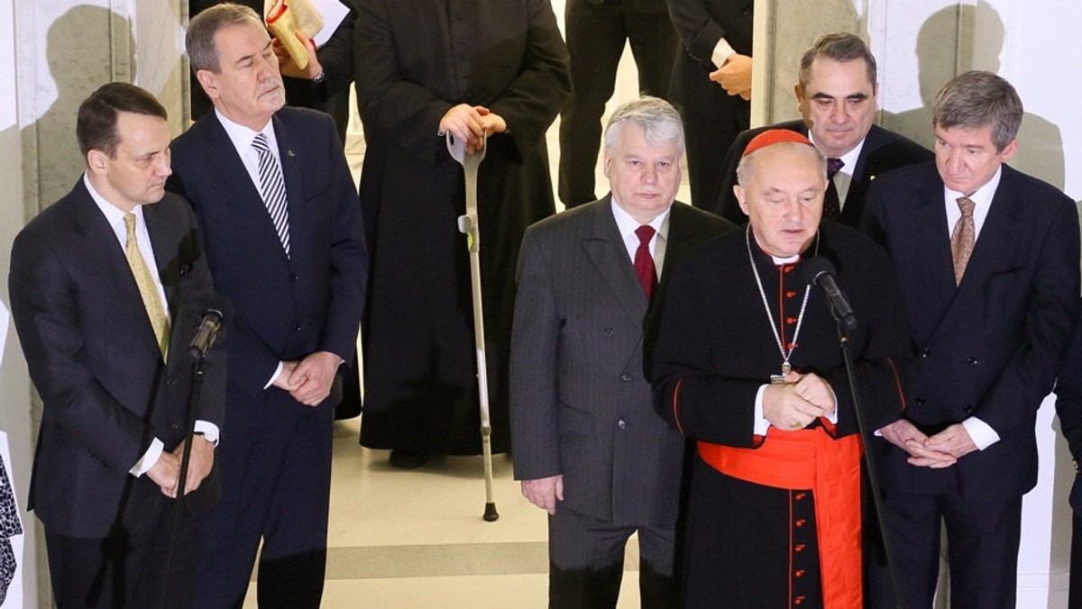 Tym artykułem rozpoczynamy cykl tekstów podsumowujących bieżące wydarzenia poprzedniego tygodnia. Wydarzenia sejmowe, polityczne, te bardziej i mniej oficjalne. Coś w sam raz dla tych, którzy nie mają czasu i ochoty śledzić sejmowych spraw na bieżąco, ale jednak chcą wiedzieć co w trawie piszczy. Lub dla politycznych maniaków pragnących uporządkować wiedzę o wybrańcach narodu :-)  Ten tydzień trafia na półkę pt. groteska niskich lotów.