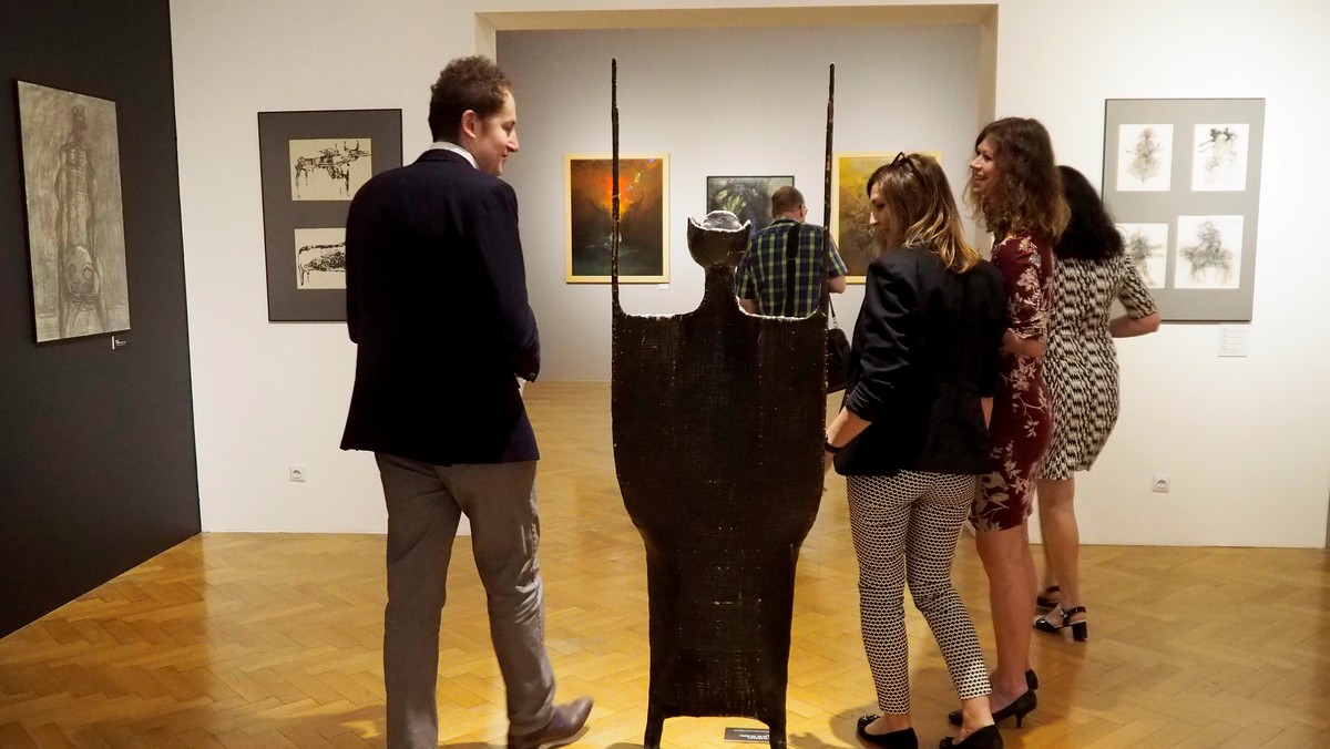 Kilkadziesiąt prac Zdzisława Beksińskiego można od dziś oglądać na wystawie pt. "Mroki podświadomości" w Muzeum Historii Katowic. Zaprezentowano też listy, które artysta wymieniał z przyjaciółmi ze Śląska.