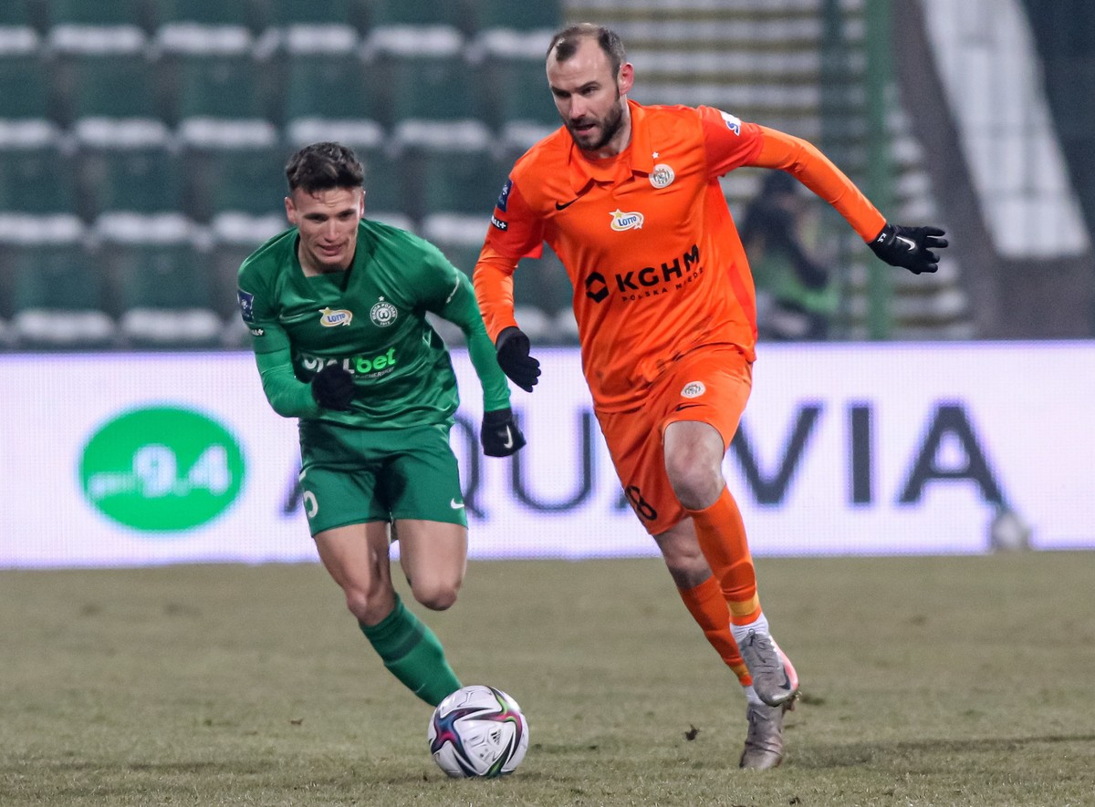 Piłkarz Warty Poznań Gracjan Jaroch (L) i Filip Starzyński (P) z Zagłębia Lubin podczas meczu Ekstraklasy