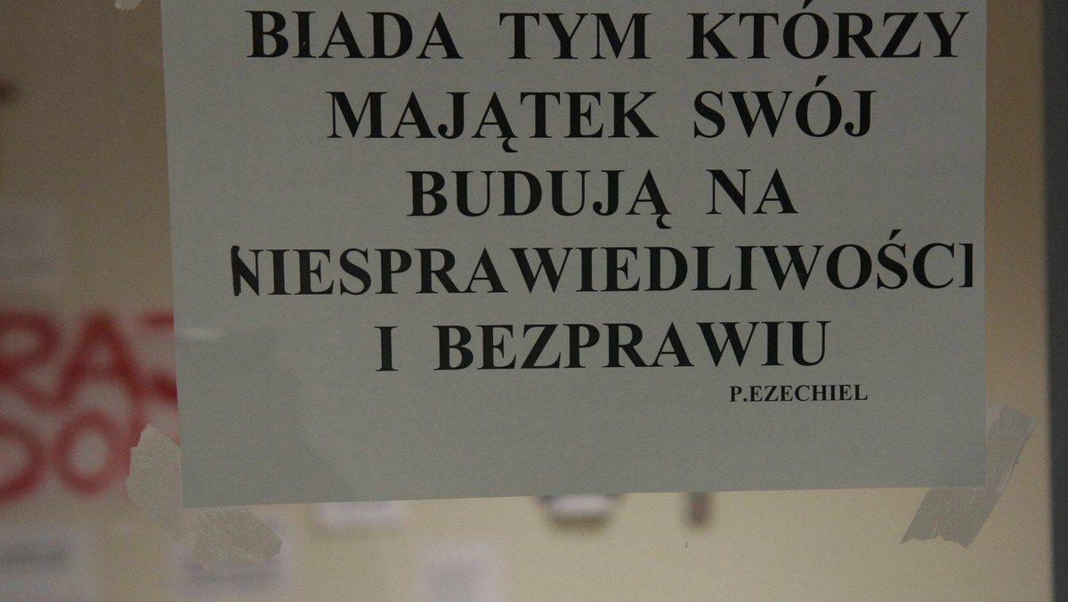 Bez rozstrzygnięcia zakończyły się we wtorek kolejne negocjacje dyrekcji Wojewódzkiego Szpitala Zespolonego w Koninie i strajkujących pracowników ws. podwyżek płac. Protestujący zorganizowali pikietę na konińskiej starówce.