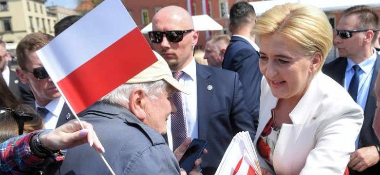 Zmiana rozmiaru w okolicy biustu? Agata Duda przykuła uwagę na obchodach 2 maja. FOTO