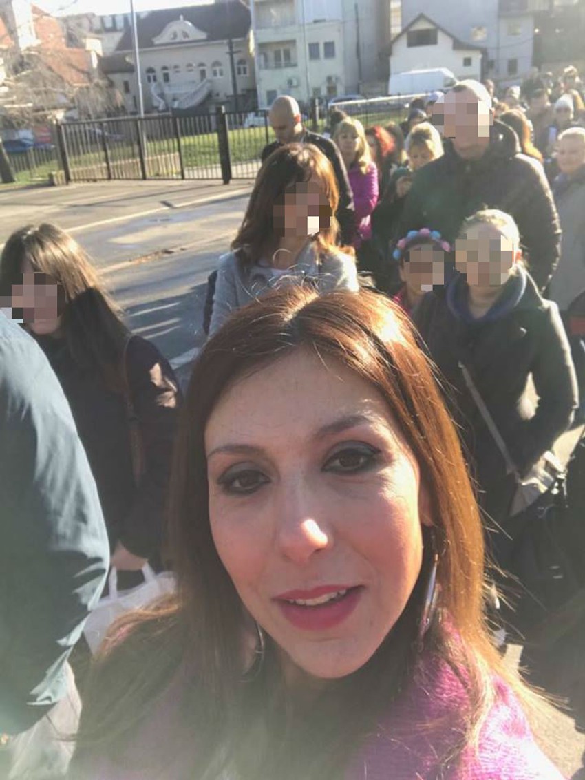 Mama Drina Pešić u redu sa ostalim roditeljima čekala da upiše prvaka