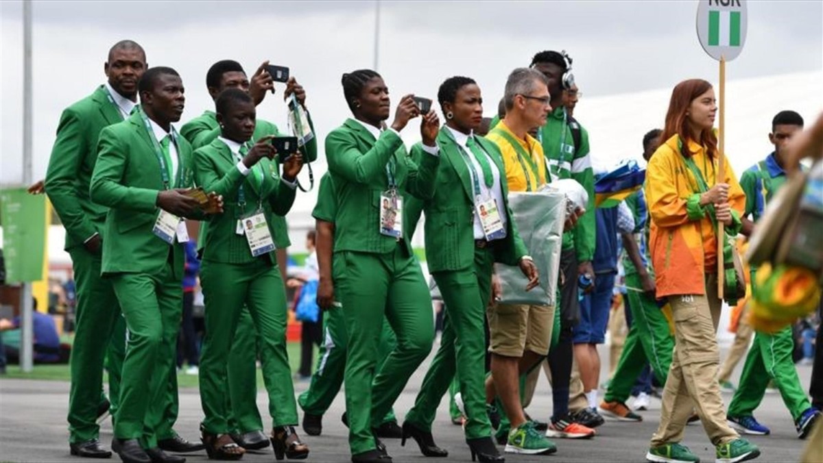 Nigeryjscy olimpijczycy przebywający w Rio de Janeiro dopiero w czwartek otrzymali komplet narodowych strojów - informują zgodnie zagraniczne media. Tym samym paczka trafiła sportowców z afrykańskiego kraju z trzynastodniowym opóźnieniem. Kilkadziesiąt godzin przed zakończeniem najważniejszej na świecie sportowej imprezy.