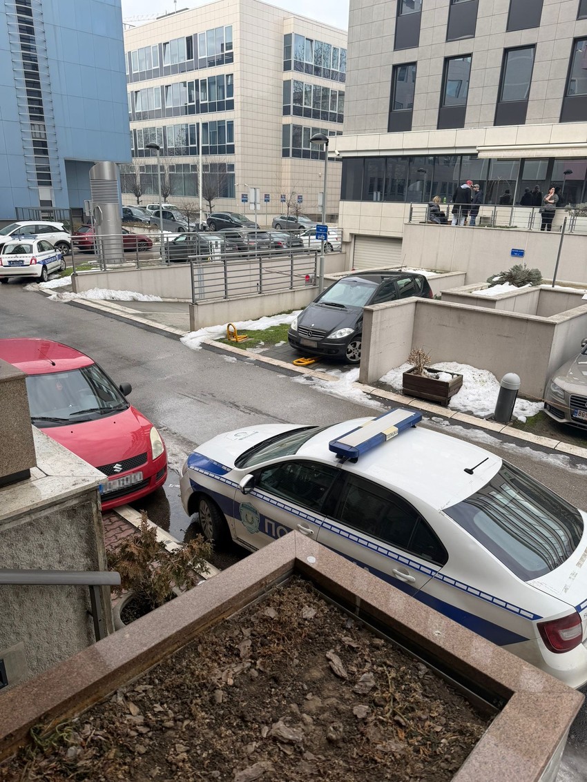 Policija ispred zgrade Čede Jovanovića