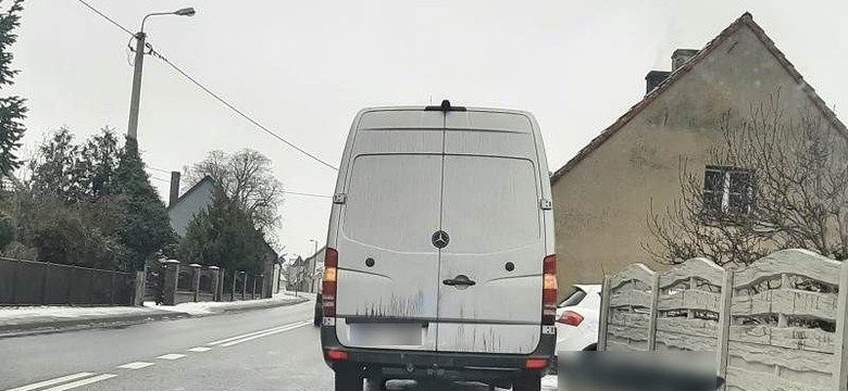 Cieszków. Kierował ciężarówką, choć nie miał prawa jazdy. Próbował oszukać policjantów