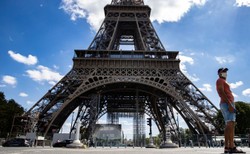 Zadzwonił i krzyczał: Allahu Akbar. Wieża Eiffla wyleci w powietrze