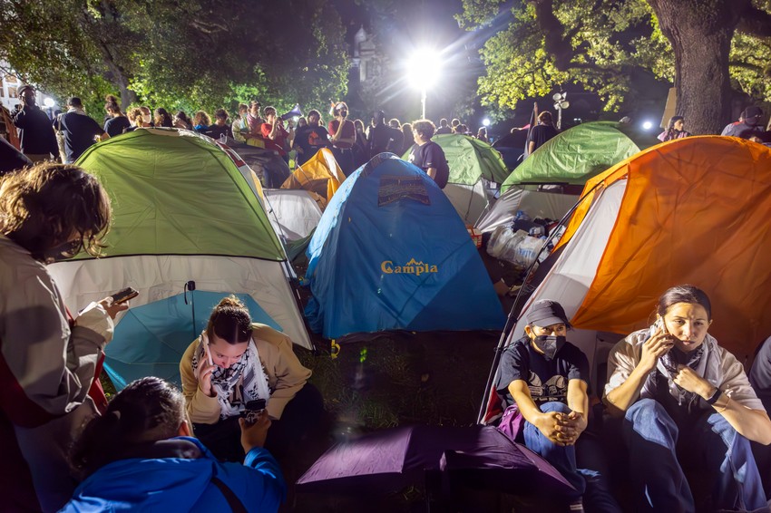 Mnogi studenti su na kampusima postavili šatore.