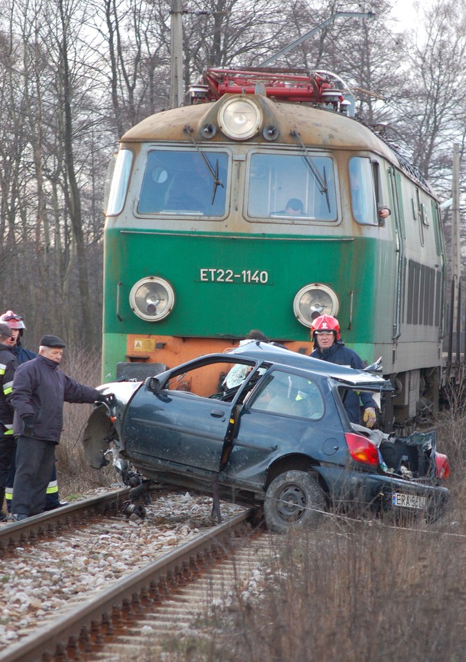 KRZESŁAWICE POCIĄG WYPADEK PRZEJAZD KOLEJOWY