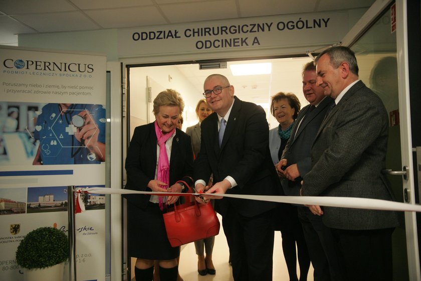 Przecięcie wstęgi na otwarciu odnowionego oddziału chirurgii ogólnej