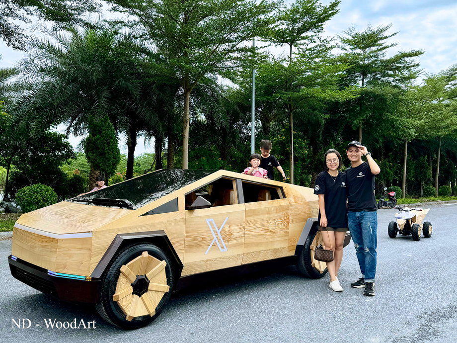 Truong Van Dao z rodziną i drewnianym Cybertruckiem. 