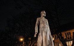 Pomaska pyta szefa MSWiA: Czy to na jego polecenie pomnik ks. Jankowskiego jest tak dobrze chroniony?