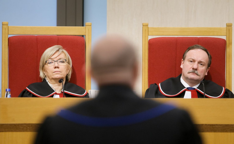 Sędziowie Piotr Pszczółkowski i Julia Przyłębska podczas rozprawy w Trybunale Konstytucyjnym