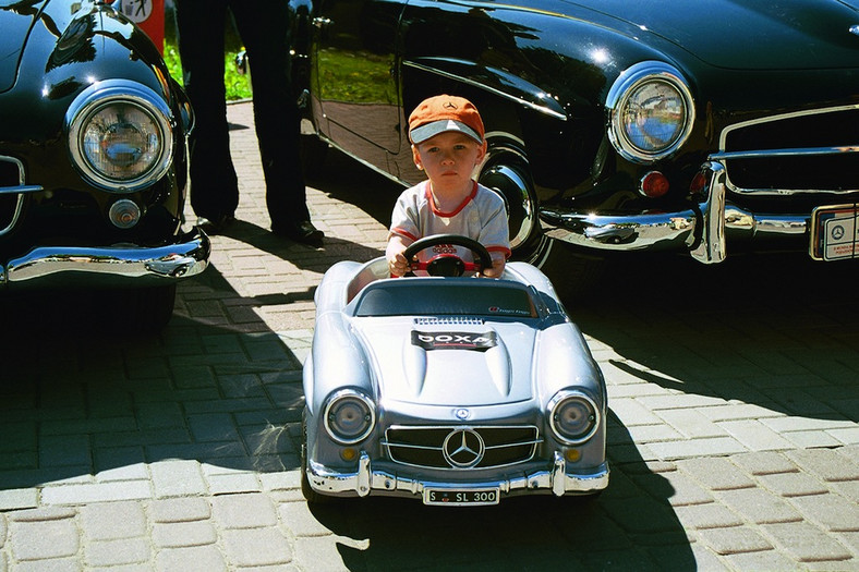 Najmłodszy uczestnik konkursu w aucie - miniaturce Mercedesa 300 SL