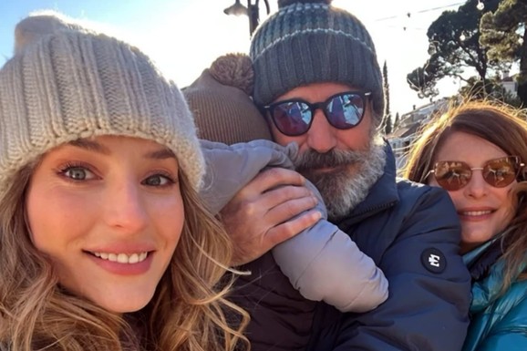 UNUK GAGIJA JOVANOVIĆA PORASTAO Ćerka Anđela snažno grli sina pored mora i ne pušta ga: Dirljiv prizor oduševio sve