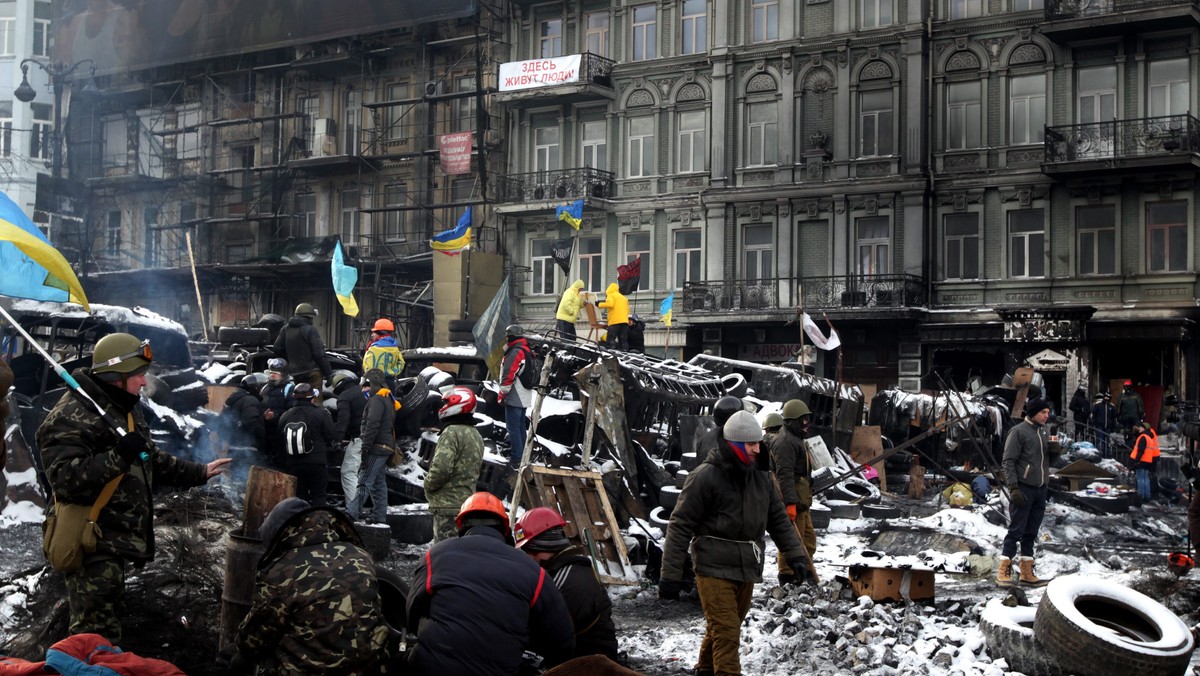 W zajętym przez antyrządowych demonstrantów Domu Ukraińskim w Kijowie powstał punkt chirurgiczny i biblioteka, a jeden z manifestantów kilka godzin grał na stojącym tam pianinie. Ten młody człowiek, w kominiarce na głowie, mówi o sobie "piano ekstremist".