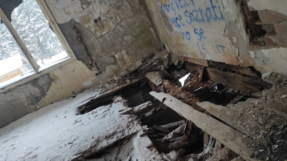 Devastirani lovački dvorac Karađorđevića u Han Pijesku