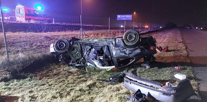 Koszmarny wypadek na autostradzie. Dachowało BMW, nie żyje 18-latka i 20-latek