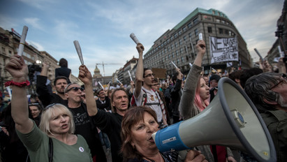 Ellepték az emberek az utcákat: rengetegen követelik a kormány lemondását Csehországban – galéria
