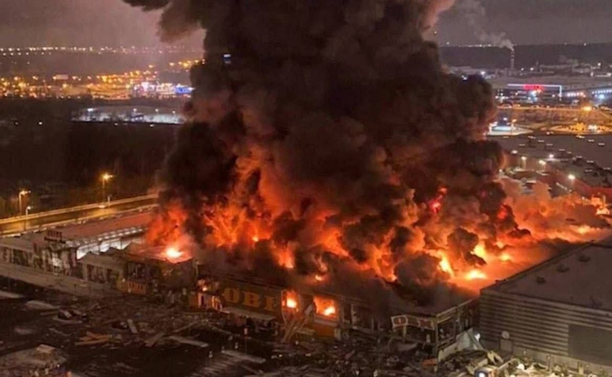 Pożar centrum handlowego OBI w Chimkach