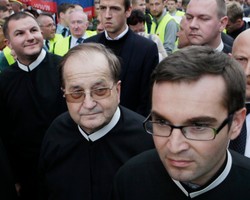 Radio Maryja rośnie w siłę. Ojciec Rydzyk może świętować