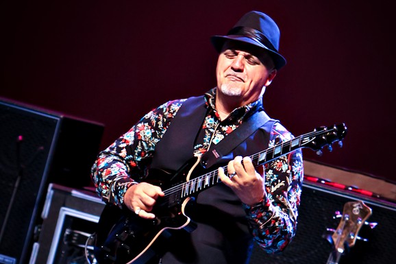 Gremijem nagrađeni gitarski virtuoz Frenk Gambele pred Musicology Sessions u Beogradu: "Na sceni će mi se pridružiti i supruga, spremamo spektakl"