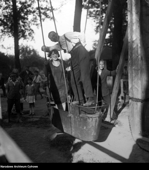 Wypoczynek w okolicach Warszawy - rok 1926 - zdjęcie pochodzi z archiwów Narodowego Archiwum Cyfrowego