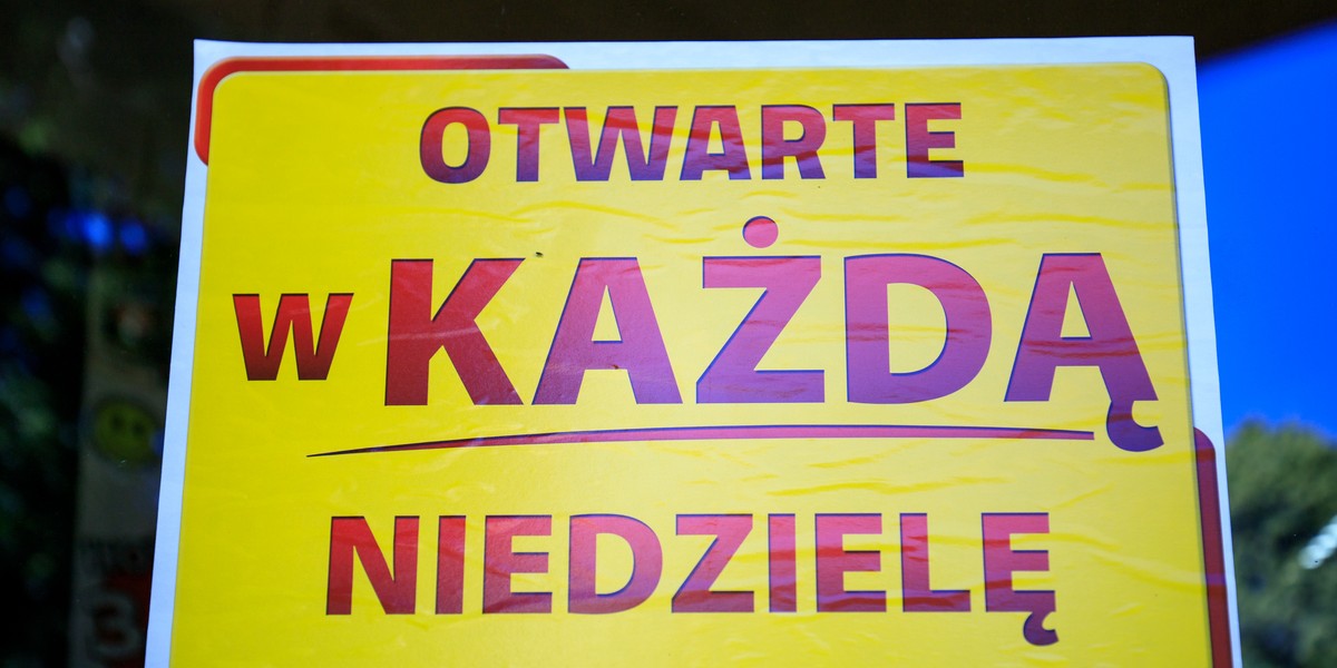 Rok temu w marcu wprowadzony został częściowy zakaz handlu. Po roku obowiązywania nowych przepisów głosy wciąż są podzielone. Jednego stanowiska nie mają również ci, którzy mieli na tym najwięcej zyskać - mali sklepikarze. 