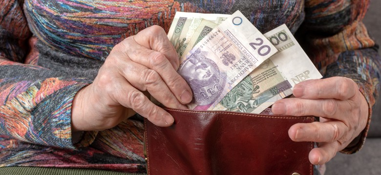 Minimalnie 1780,96 zł brutto, a średnio... ZUS zdradził, ile wynosi przeciętna emerytura. Oto kwota