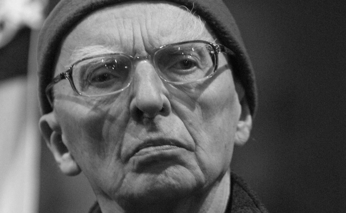 Choć w wielu kwestiach identyfikował się z konserwatywnym sposobem myślenia, to istniały zagadnienia, w sprawie których prof. Wolniewicz zajmował stanowisko niekojarzone z prawicowym paradygmatem
