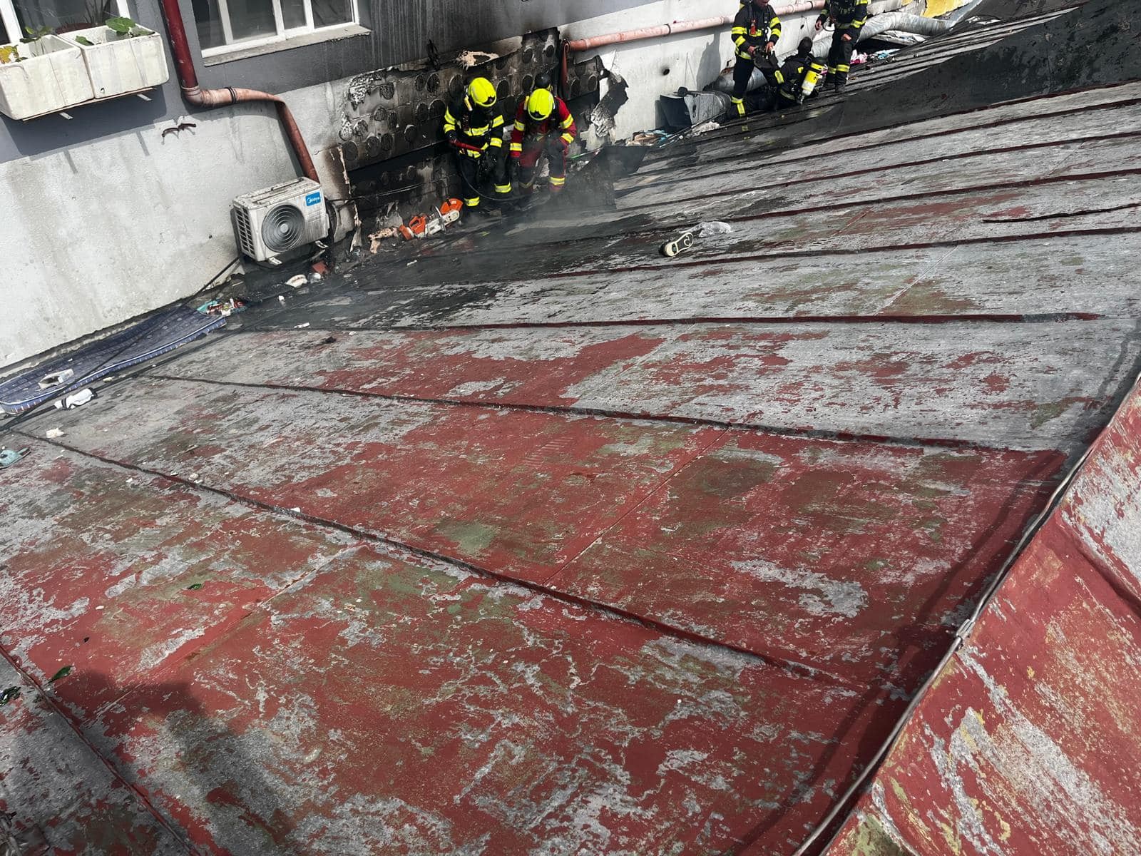 Hasiči zasahovali pri požiari budovy na Starej Vajnorskej.