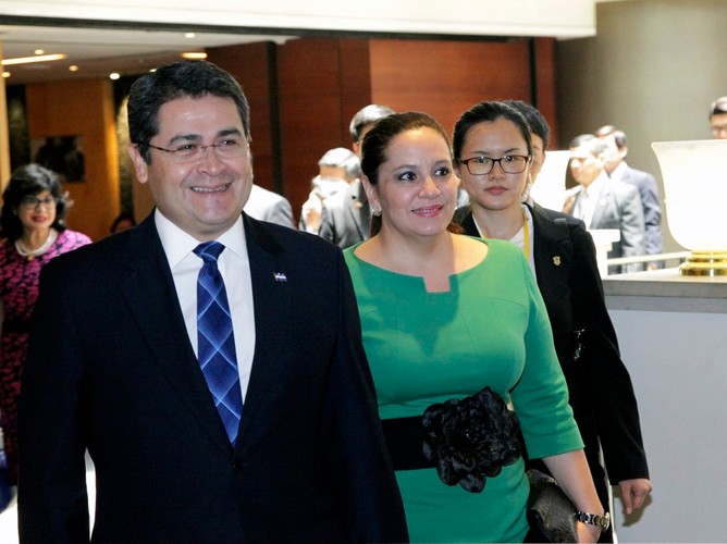 Juan Orlando Hernandez Alvarado i Ana Rosalinda Garcia Hernandez