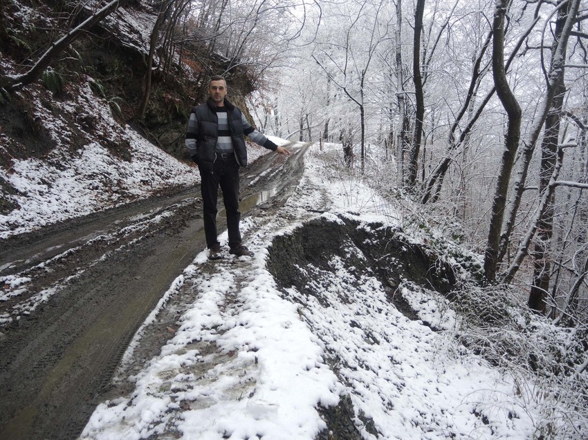 Deo šumskog puta nagrizlo je klizište