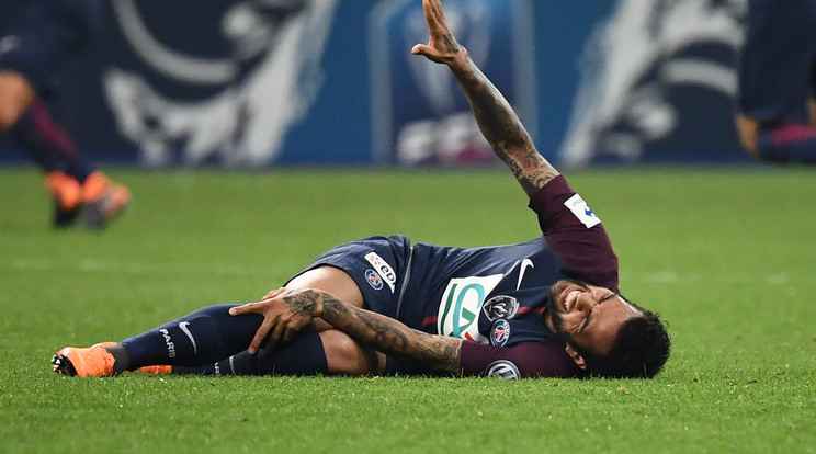 Dani Alves a Francia Kupa döntőjében szenvedett térdsérülést /Fotó: AFP