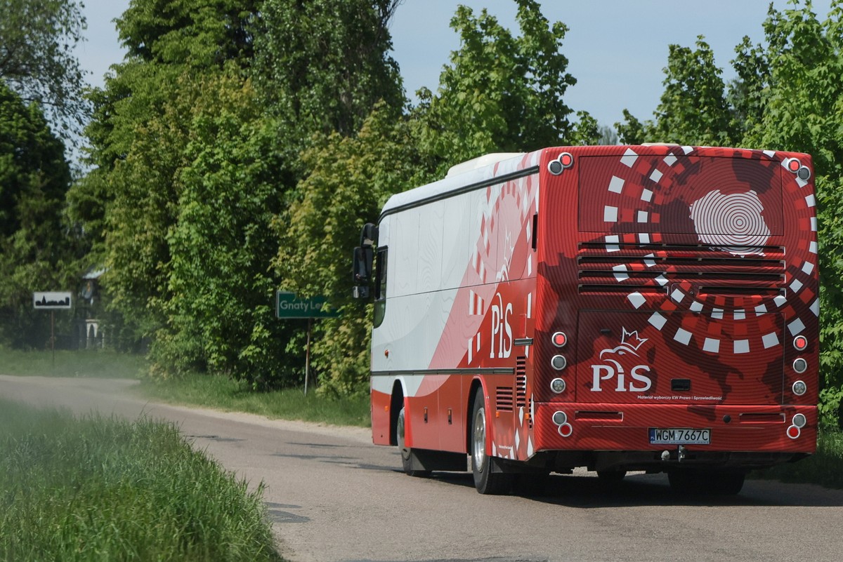 PiS-bus z Beatą Szydło w środku