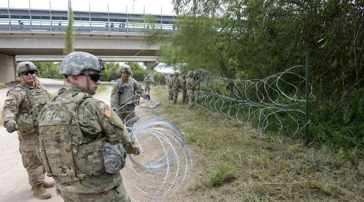 Az amerikai katonák épp
olyan drótakadályt készítenek, mint amilyen első lépcsőben hazánk déli határára épült /Fotó: MTI/EPA - Senior Airman Alexandra Minor