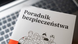 policja ostrzega przed nowym sposobem oszustwa. uwaga na fałszywe "kon