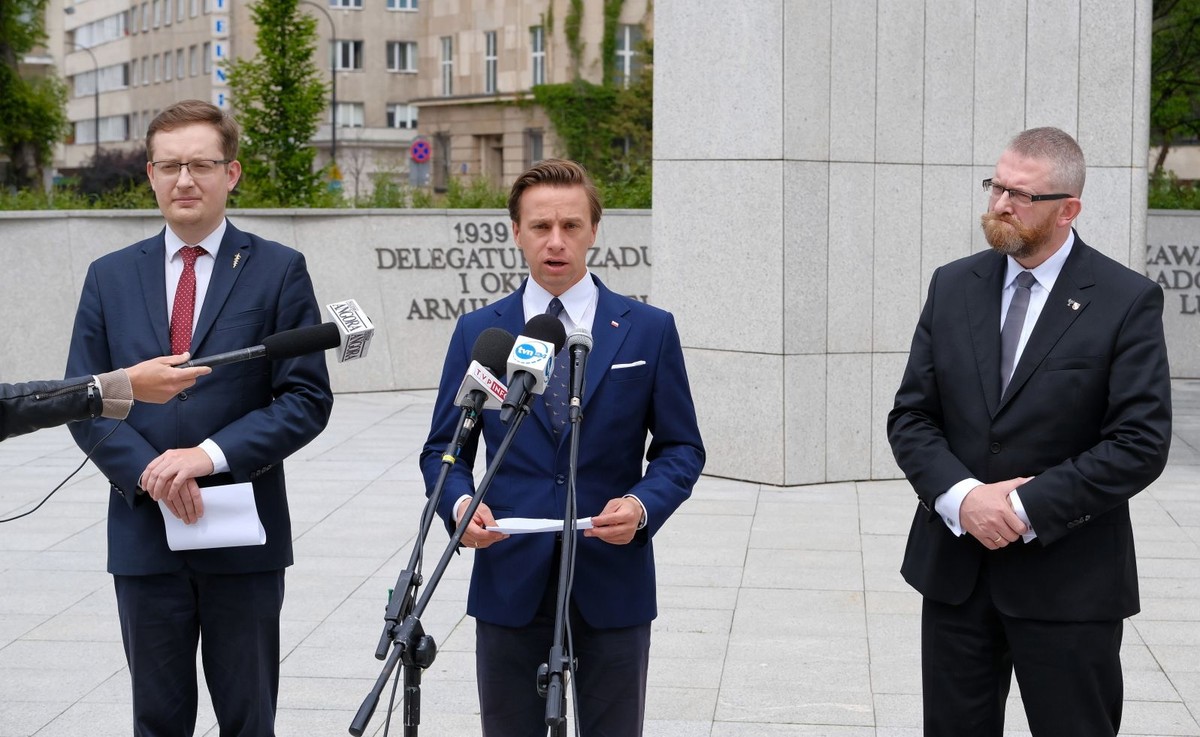 Kandydat Konfederacji na prezydenta Krzysztof Bosak (C) oraz posłowie Konfederacji Grzegorz Braun (P) i Robert Winnicki (L)