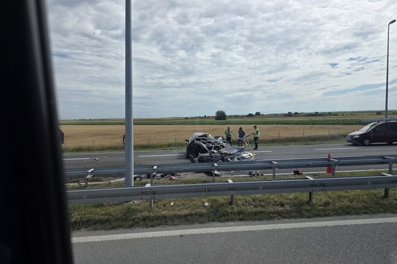 KOLONA DUGA 2 KILOMETRA, DELOVI VOZILA RASUTI PO PUTU Teška nesreća na autoputu kod Kovilja, automobilom se zakucao u PRIKOLICU PUTARA (FOTO)