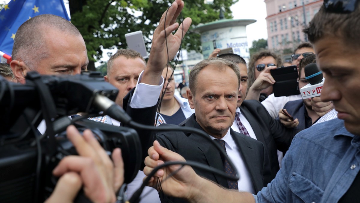 Donald Tusk w drodze do Prokuratury Krajowej w Warszawie przy ulicy Rakowieckiej