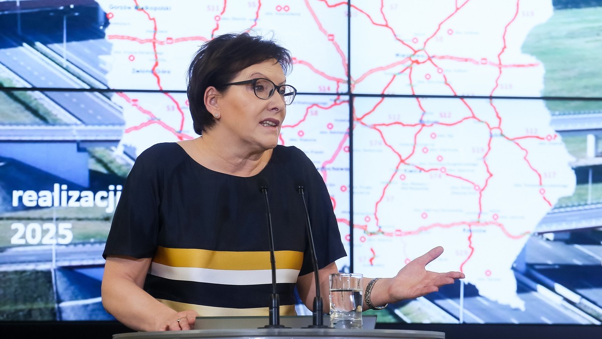 Premier Ewa Kopacz powiedziała dzisiaj, że zaprasza posłankę PiS Beatę Szydło - jeśli ma ona odwagę - do współpracy na rzecz śląskich górników; zapewniała, że zawsze chętnie się z nimi spotyka. -Pokażmy naszym panom w polityce, że potrafimy się ładnie różnić - mówiła.