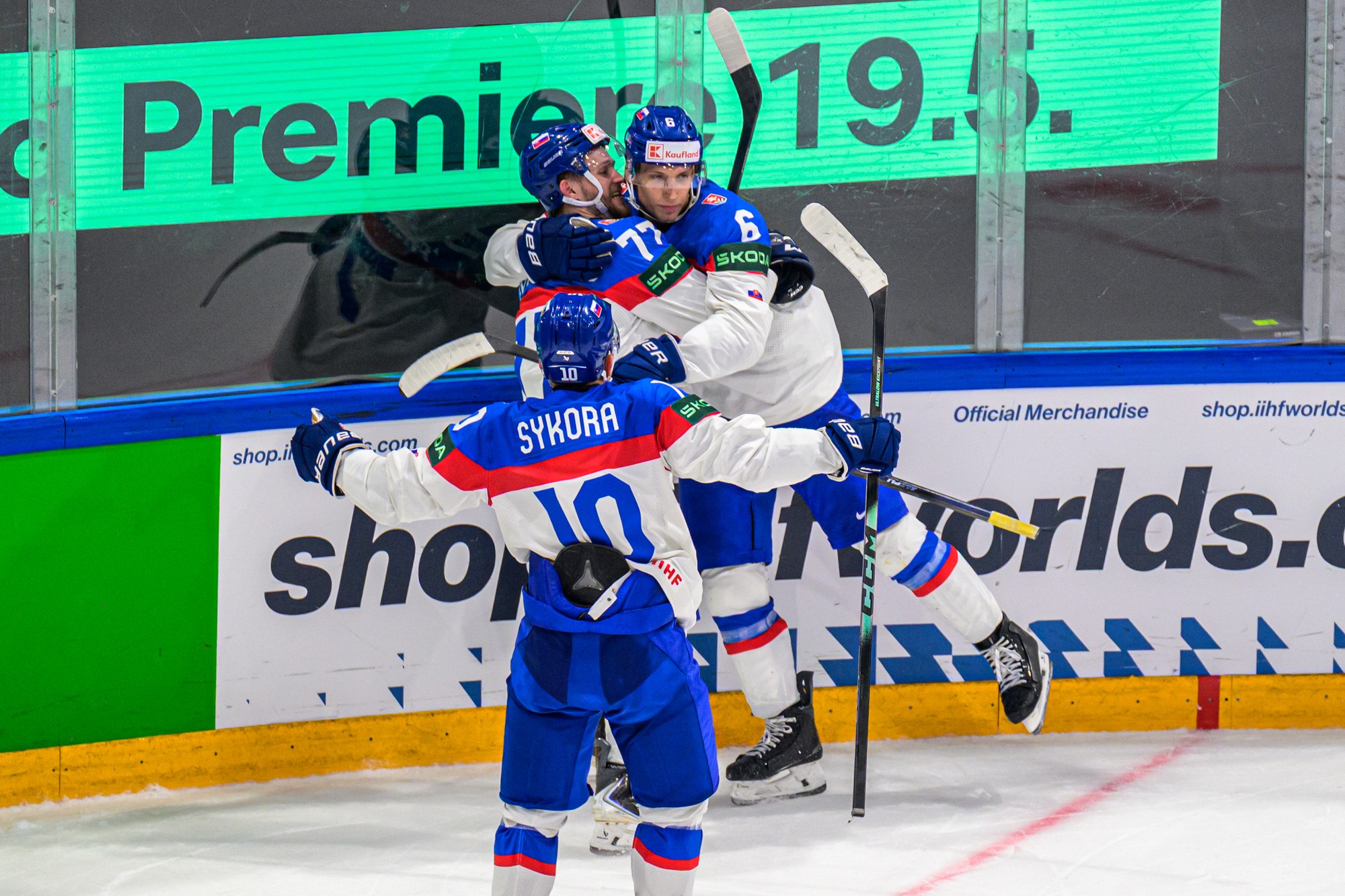 Na snímke hokejisti Slovenska sa tešia z druhého gólu.